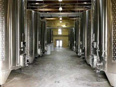 酒莊的設施，已換上新的不銹鋼桶發酵。