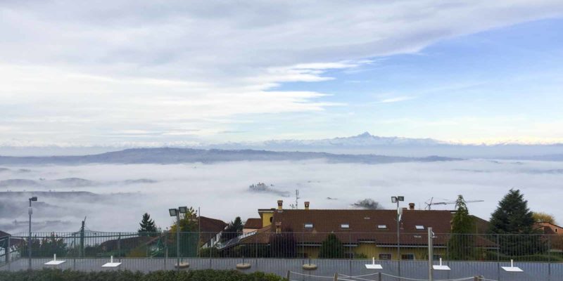4.Diano d'Alba位處約海拔500米，清晨可看到霧中的 Barolo一帶