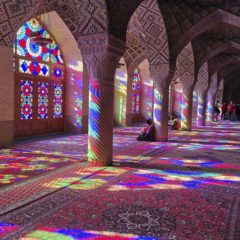 浪漫的Shiraz粉紅清真寺，早上九時到來，感受陽光滲入彩色琉璃的色彩變幻