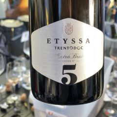 TrentoDoc：ETYSSA, 四個識於微時志同道合的年青人在Trentino家鄉一起創立的酒荘，2012年投產，這瓶2016年標示著Cuvée nº 5，標記著他們第五年的成果。