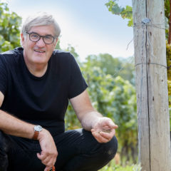 Le Clos Jordanne酒莊的釀酒師Thomas Bachelder，致力秉承盡少人工干預的釀酒理念，引進Burgundy的黑皮諾和霞多麗釀製表達安省土壤和地方感的葡萄酒。