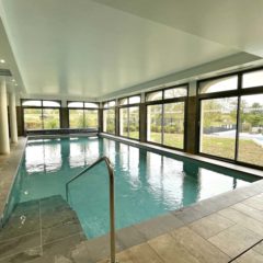 「威之堡酒店」內除戶外泳池外，也加建了室內泳池。