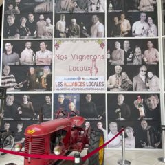 在超級市場 LeClerc 舉辦「貝熱克 Bergerac 」葡萄酒節，吸引當地酒莊參加，嘉禧酒莊 （Château Le CLERET) 當然參加了，宣傳的大壁佈版更印上各莊主的肖像。