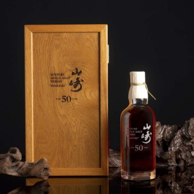 日本威士忌之王The Yamazaki山崎50年 2005 年初版以475萬港元成交，刷新山崎 50 年紀錄，此前爲2019年以近20萬美元成交價所創之紀錄