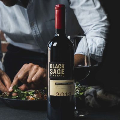 Black Sage Vineyards威士忌桶陳釀紅酒，融合了微妙的威士忌香氣，展現複雜的芳香。柔順的烘烤味、黑櫻桃、黑莓、香草和摩卡交織在一起，創造出令人愉悅的另類體驗。