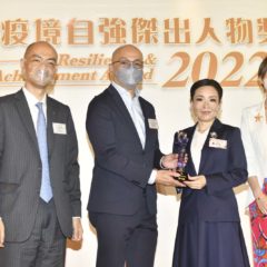 繼奪得「2020年香港時尚專業女性」的殊榮，Kitty於2022年先後再獲頒「香港疫境自强傑出人物獎」及「抗疫表彰嘉許」，以表揚她在疫情期間所付出的貢獻。